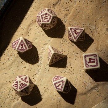 Runequest kauliukų rinkinys smėlio ir bordinės spalvos
